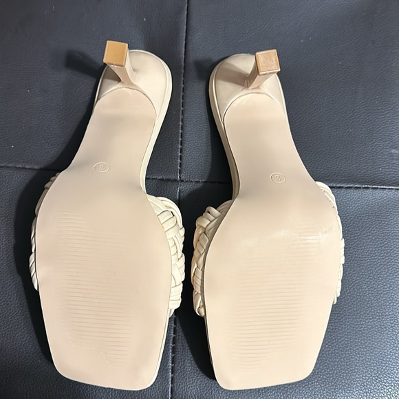 Beautiful new women’s sandals. - Picture 3 of 3